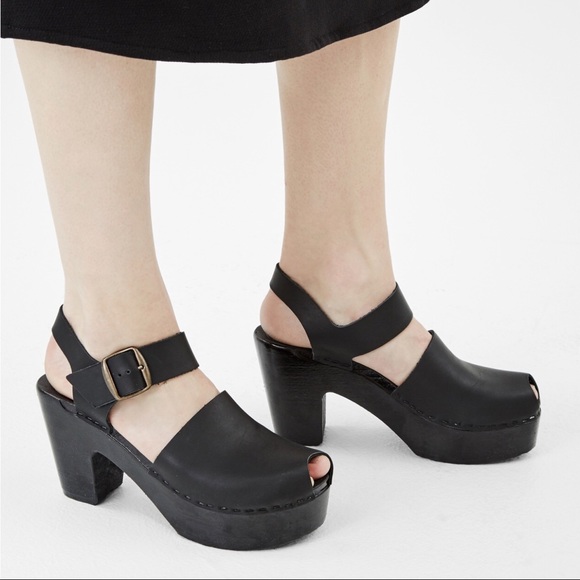 closed toe clogs with strap